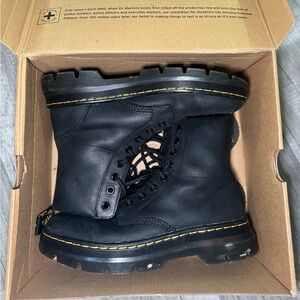 Black unisex Dr. Martens!